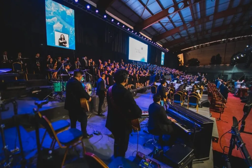 Dirección del Coro Nacional durante una presentación
