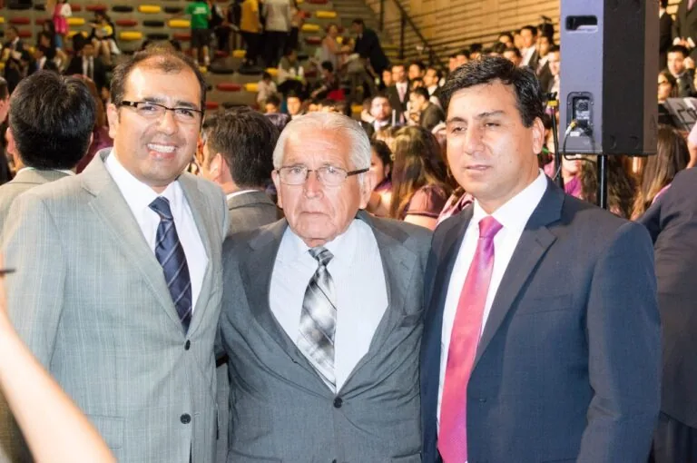 El pastor Alejandro Rocco dirigiendo al Coro Nacional